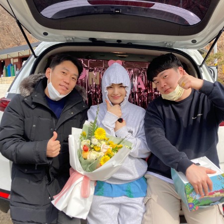 Kim Yong-ji with the crew members of the TV Series Somebody. 